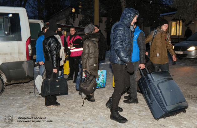 Евакуювали 74 мешканців Кушугумської громади: з запорізьких небезпечних зон до Закарпатської області вивозять сім'ї з дітьми (ФОТО, ВІДЕО)