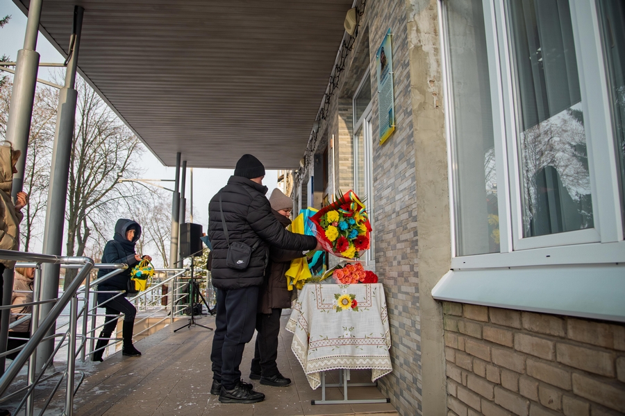 У Запоріжжі відкрили меморіальну дошку на честь полеглого захисника Олега Бурдиновича (ФОТО)