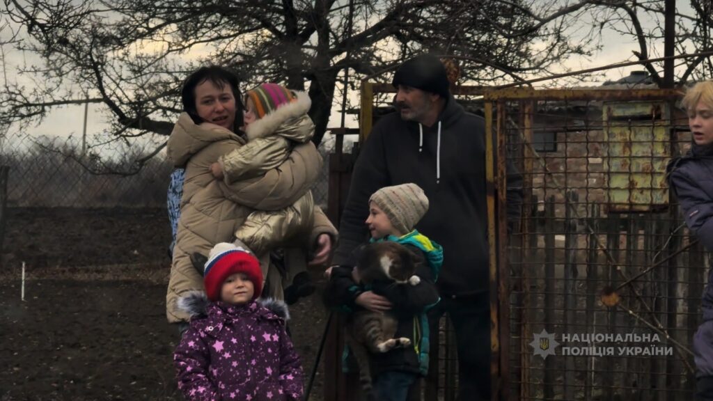 Ховались у підвалі від обстрілів: з Запорізького району евакуювали багатодітну матір (ВІДЕО)