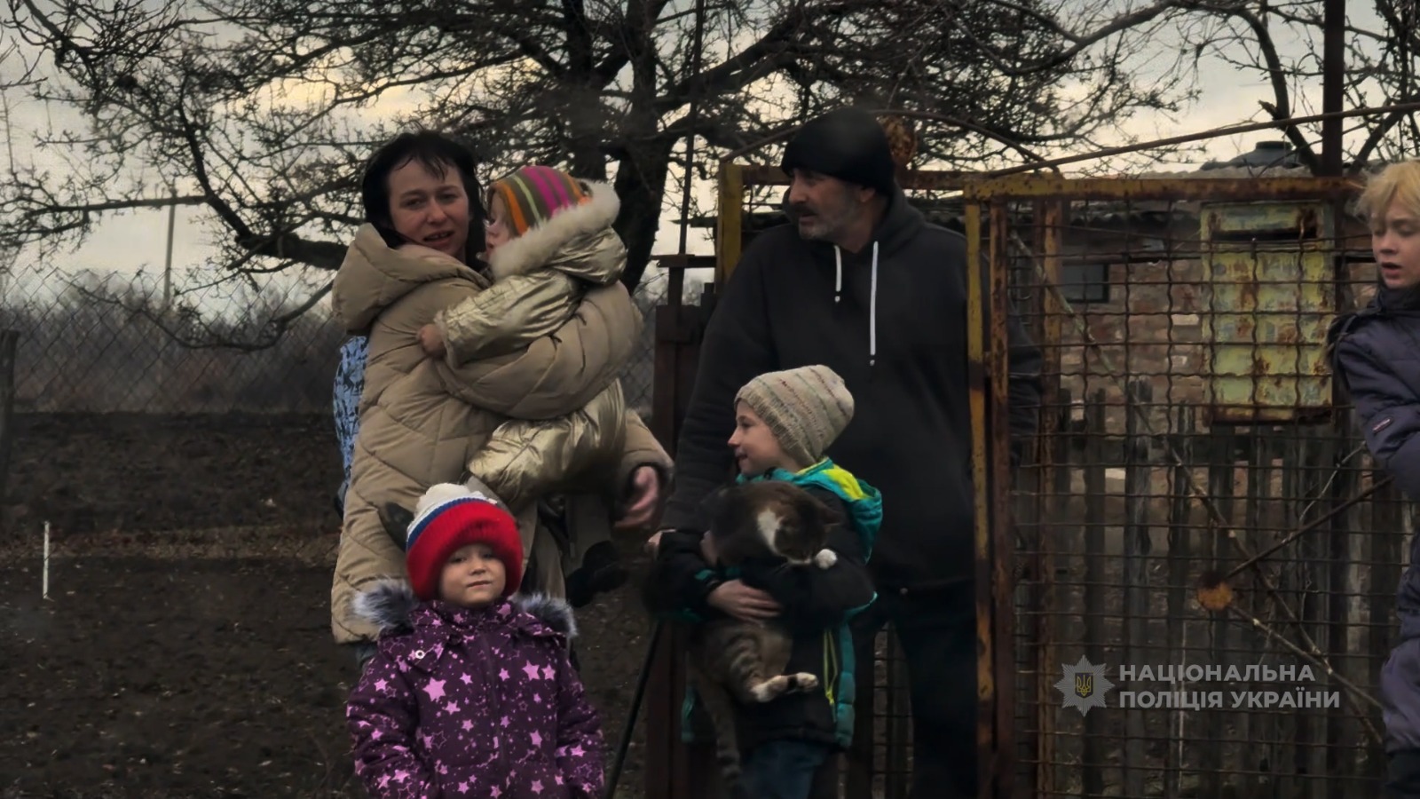 Ховались у підвалі від обстрілів: з Запорізького району евакуювали багатодітну матір (ВІДЕО)