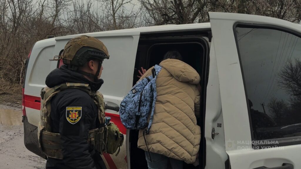 Ховались у підвалі від обстрілів: з Запорізького району евакуювали багатодітну матір (ВІДЕО)