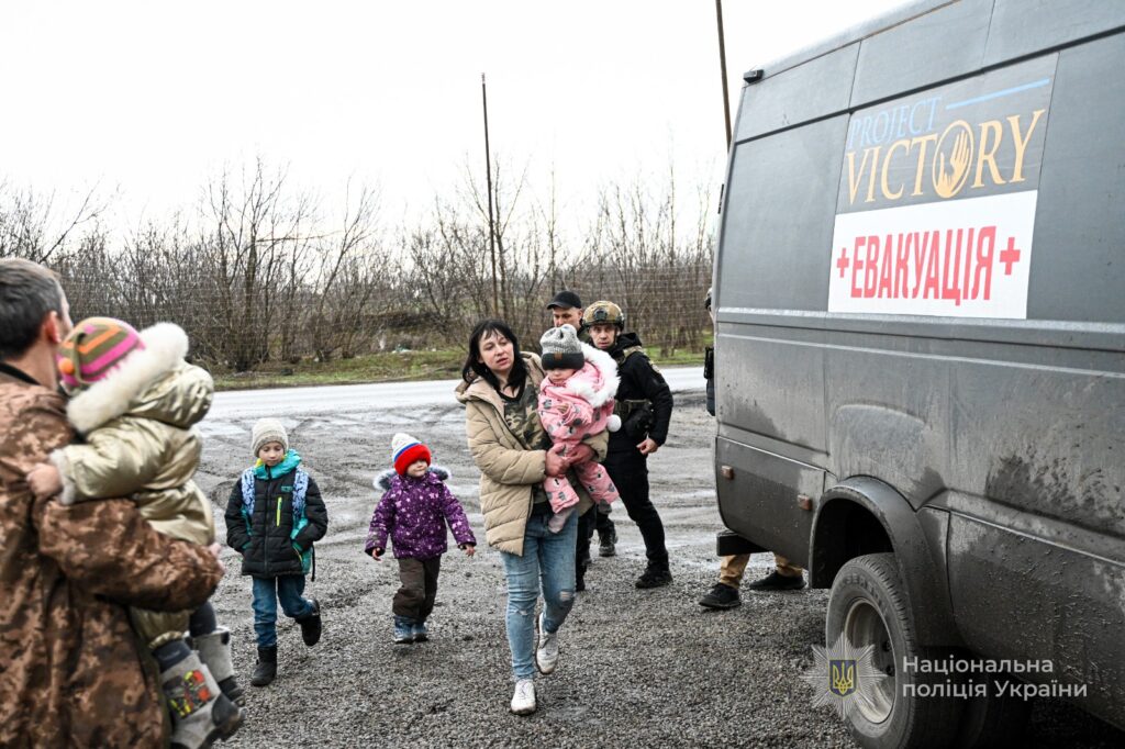 Ховались у підвалі від обстрілів: з Запорізького району евакуювали багатодітну матір (ВІДЕО)