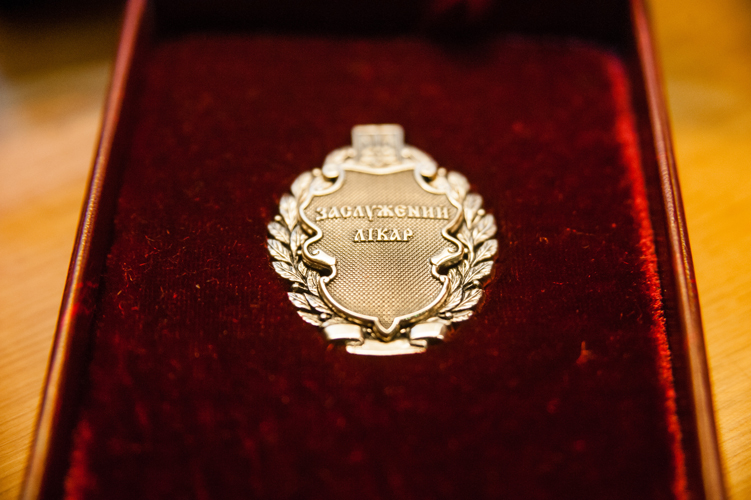 Двом медикам з Запорізької області присвоєно почесні звання