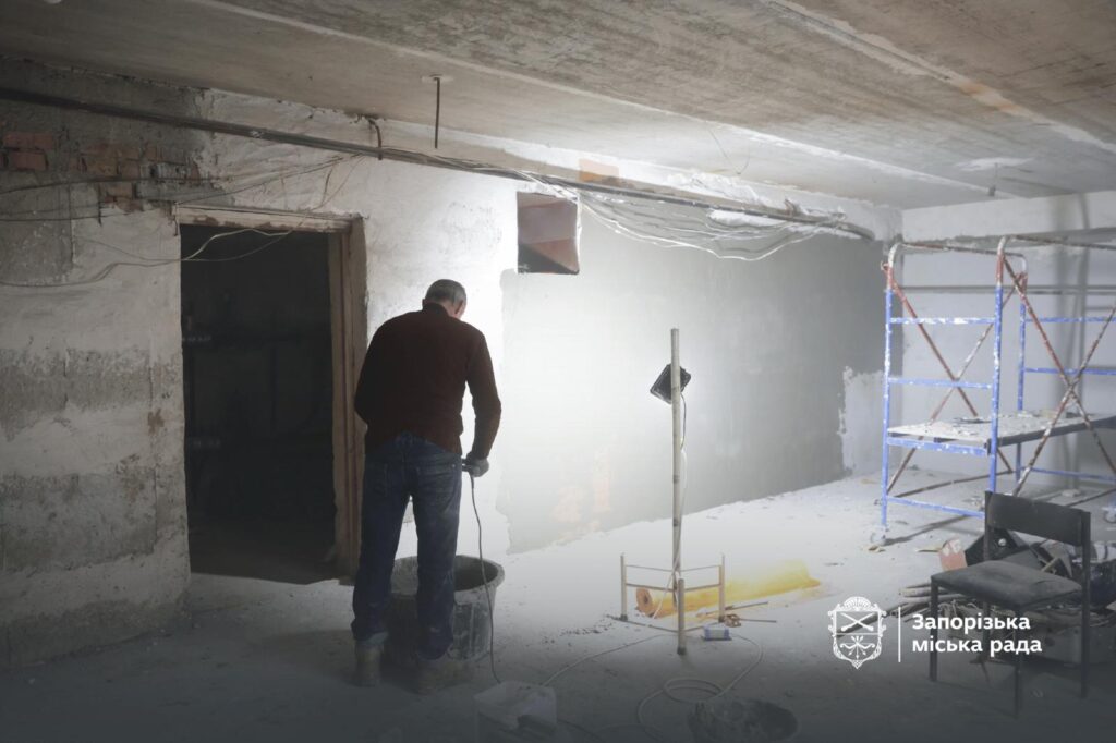 Сім класів, медблок і інклюзивний ліфт: у запорізькій гімназії №95 продовжують ремонт укриття (ФОТО, ВІДЕО)