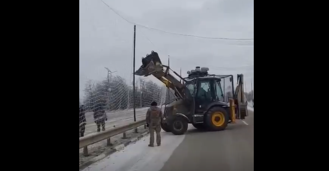 На прифронтових дорогах Запорізької області відновлюють антидронові тунелі, пошкоджені негодою, — ВІДЕО