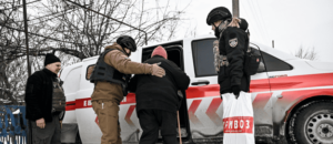 У перерві між авіаобстрілами: з Таврійського та Юрківки евакуювали одинадцятьох людей, — ФОТО, ВІДЕО