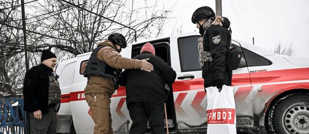 У перерві між авіаобстрілами: з Таврійського та Юрківки евакуювали одинадцятьох людей, — ФОТО, ВІДЕО