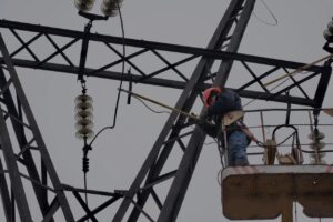 Удары по Запорожью 28 января: энергетики вернули свет во все обесточенные дома