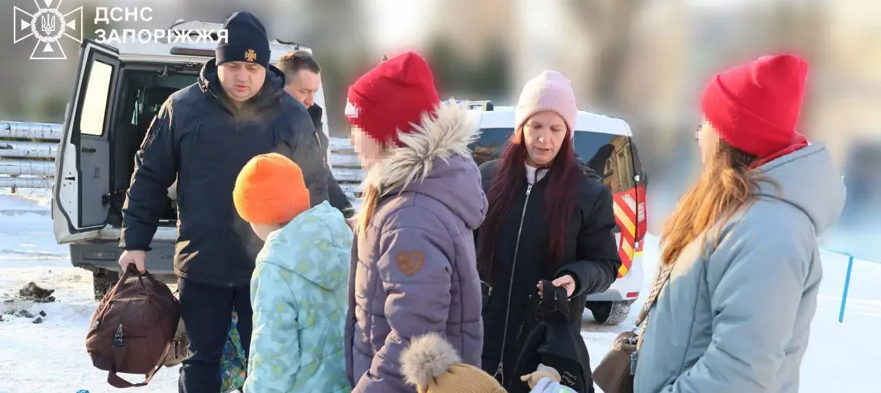 Евакуювали 11 людей: запорізькі офіцери ДСНС вивезли з-під обстрілів сім’ї з дітьми та їхніх улюбленців, — ФОТО, ВІДЕО