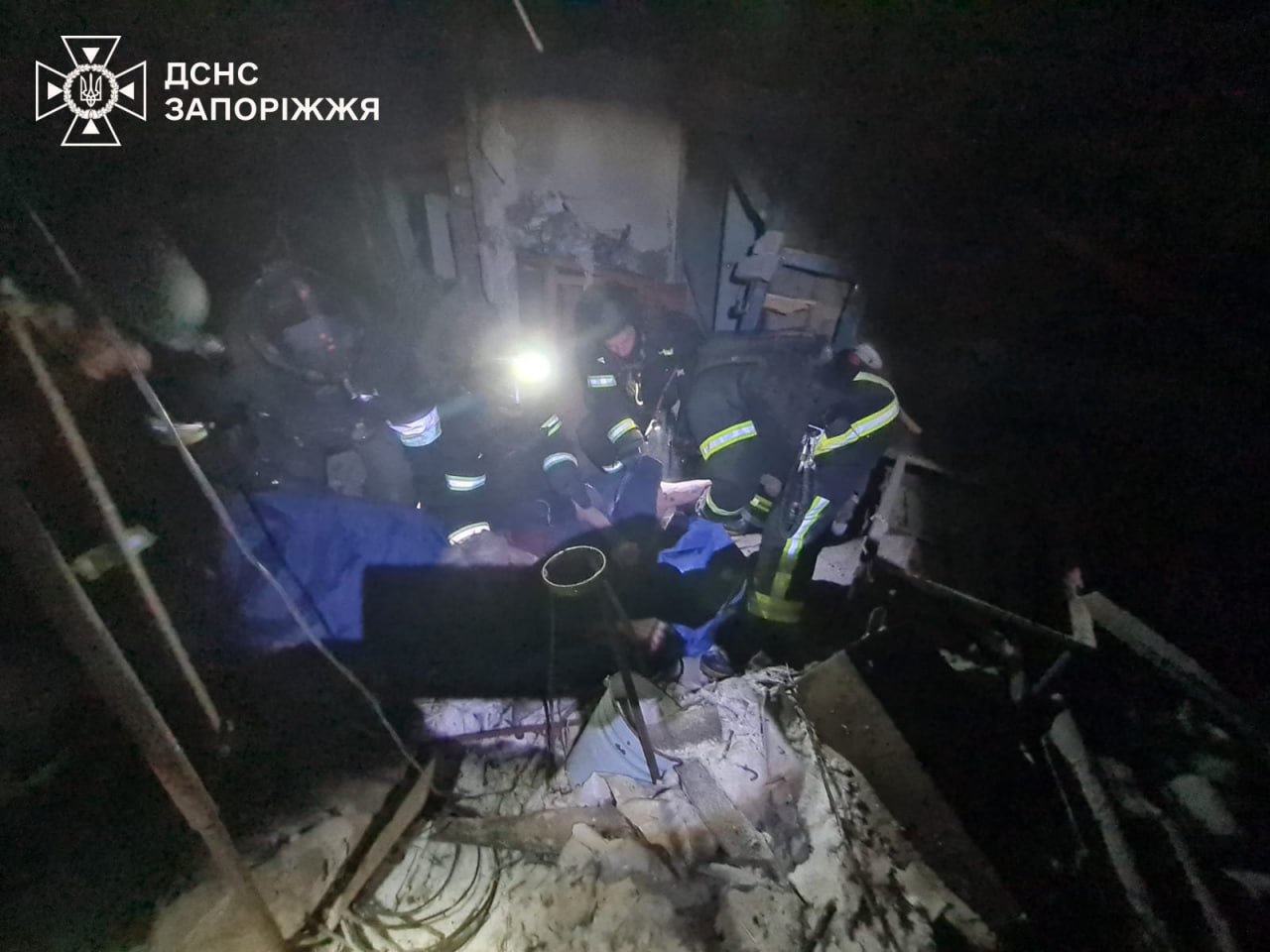 Чрезвычайники спасли женщину из-под завалов дома в Запорожском районе, - ФОТО