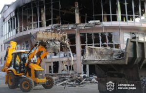 Наслідки нічної російської атаки на Запоріжжя: є перебої з теплом, пошкоджені багатоповерхівки та гуртожиток, — ФОТО, ВІДЕО