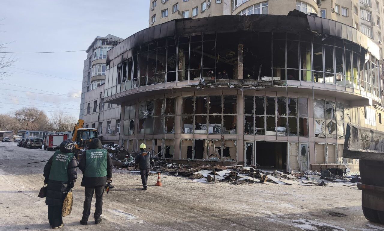 После ночных российских обстрелов в Вознесеновском районе Запорожья зафиксировали загрязнение территории на четырех участках, — ФОТО