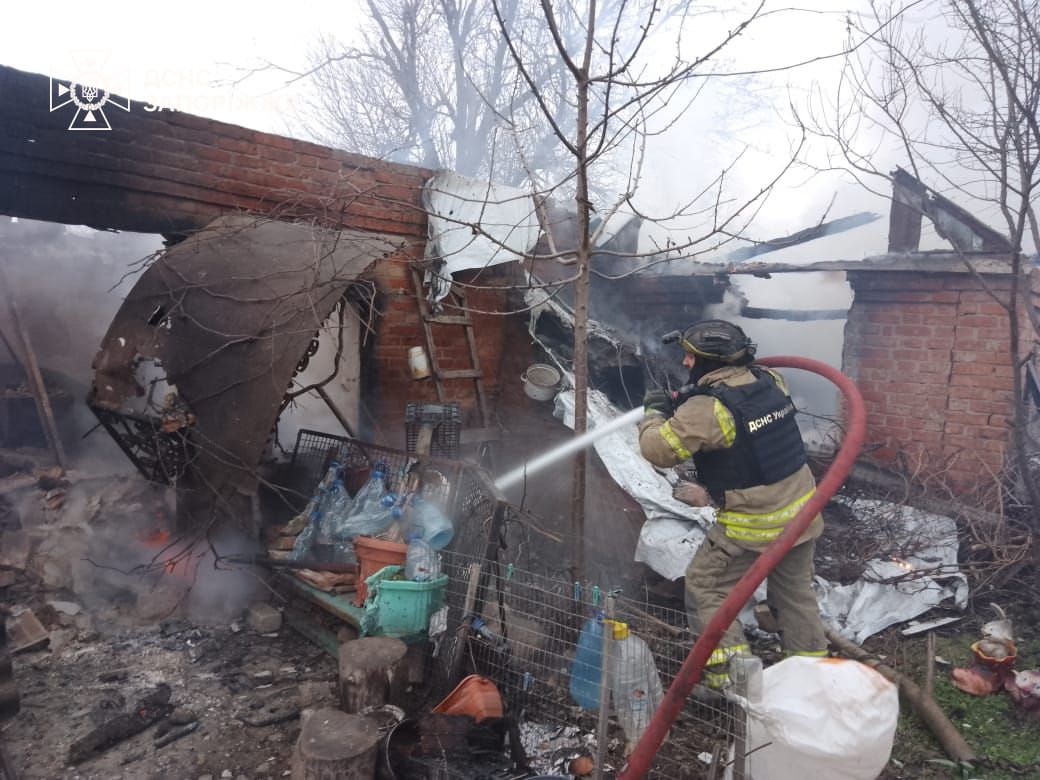 Через удари по Оріхову спалахнув житловий будинок та споруда біля нього, — ФОТО