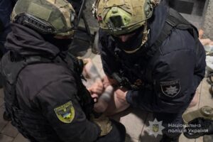 Одного вбив, другого поранив: поліція затримала мешканця Запоріжжя, який з ножем напав на людей