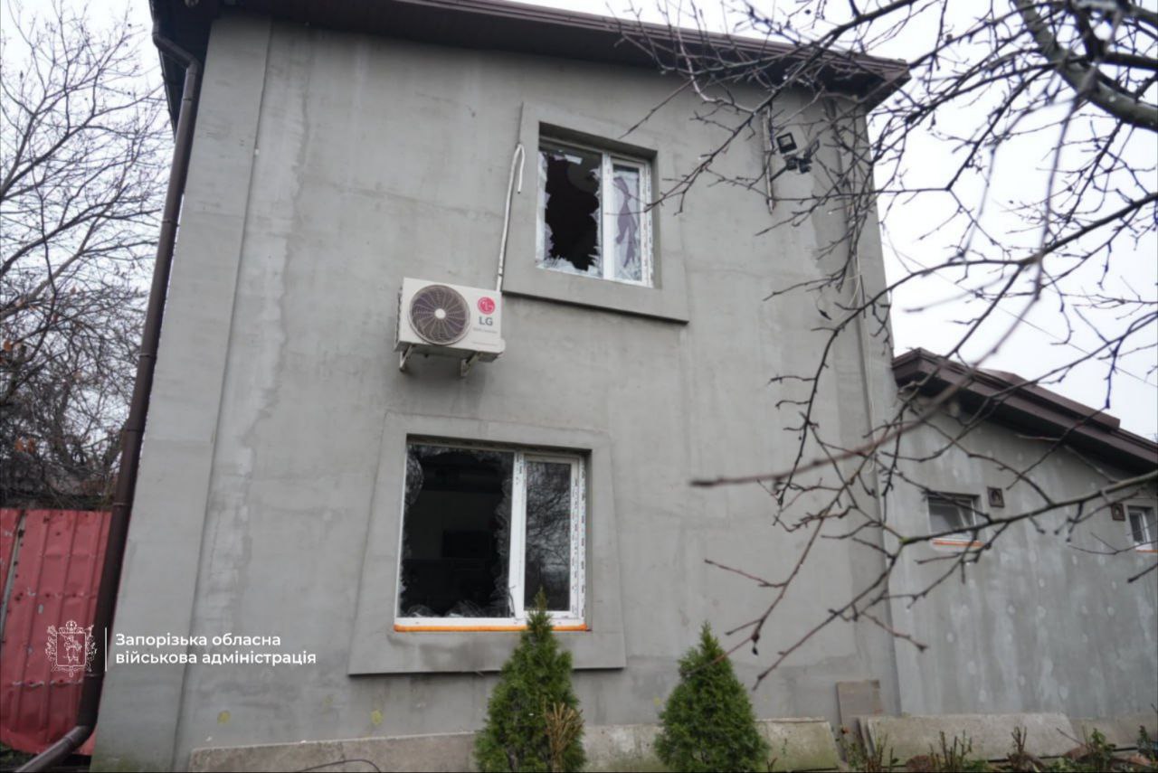 Враг атаковал частный сектор в Запорожье: повреждены дома людей, - ФОТО