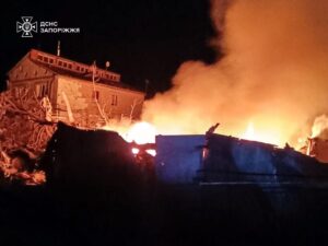 Горели жилой дом и комната: в результате российских атак произошли пожары в Запорожской области
