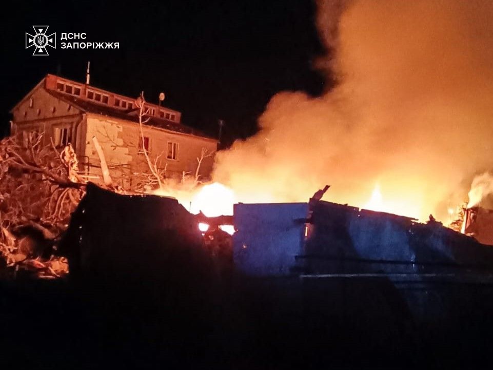 Горели жилой дом и комната: в результате российских атак произошли пожары в Запорожской области