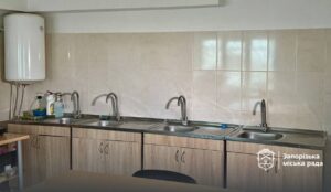 Установили пандусы и обновили помещения: в Запорожье завершили ремонт в двух местах проживания переселенцев, — ФОТО