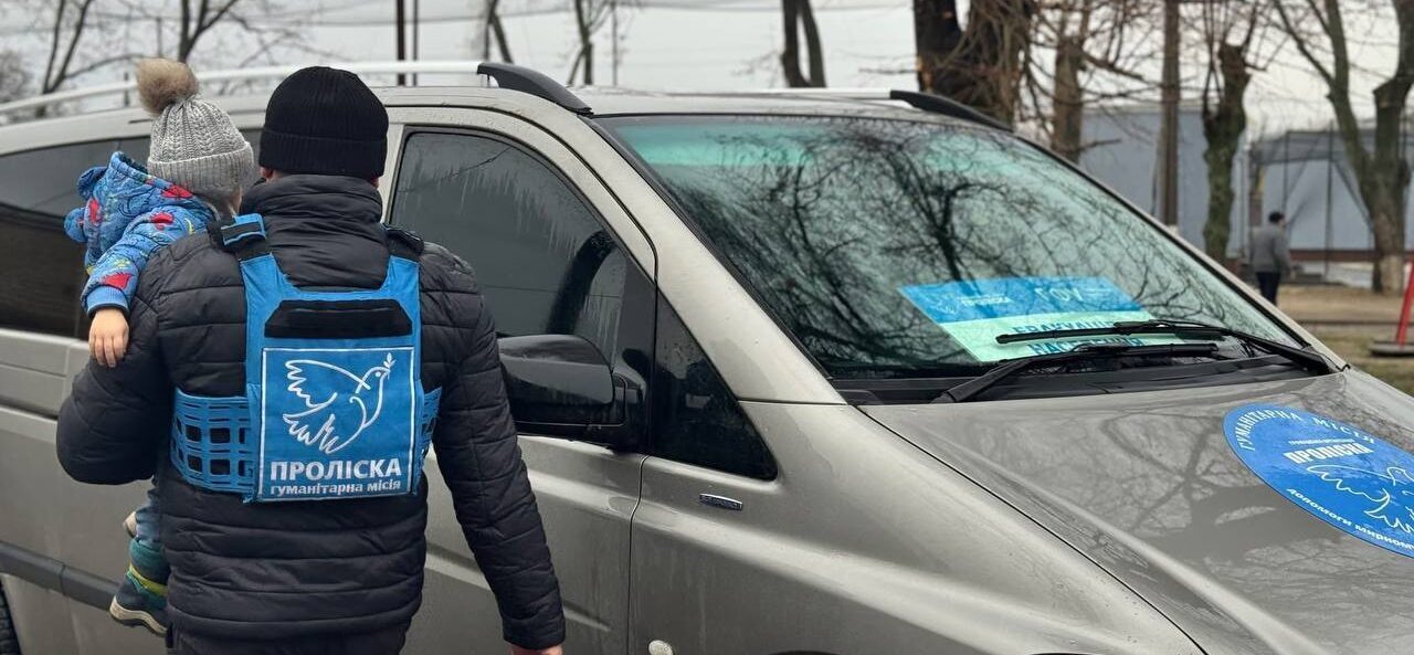 Обов'язкова евакуація: учора із селища Кушугум вивезли кілька родин з дітьми, — ФОТО