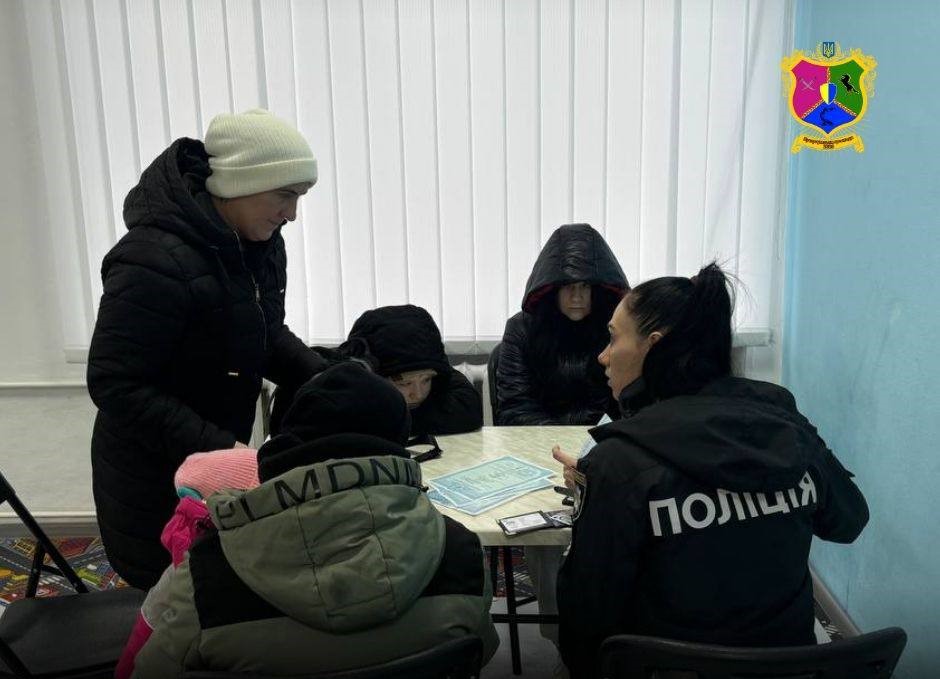 Обов'язкова евакуація: учора із селища Кушугум вивезли кілька родин з дітьми (ФОТО)