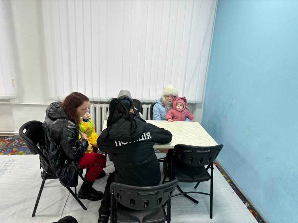 Обов'язкова евакуація: учора із селища Кушугум вивезли кілька родин з дітьми (ФОТО)