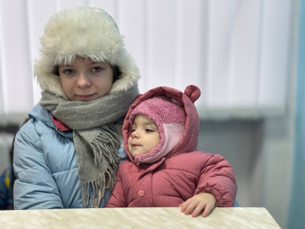 Обов'язкова евакуація: учора із селища Кушугум вивезли кілька родин з дітьми (ФОТО)