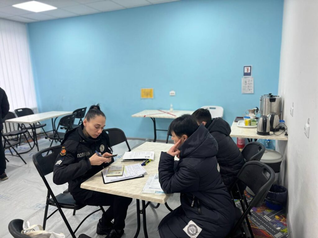 Обов'язкова евакуація: учора із селища Кушугум вивезли кілька родин з дітьми (ФОТО)