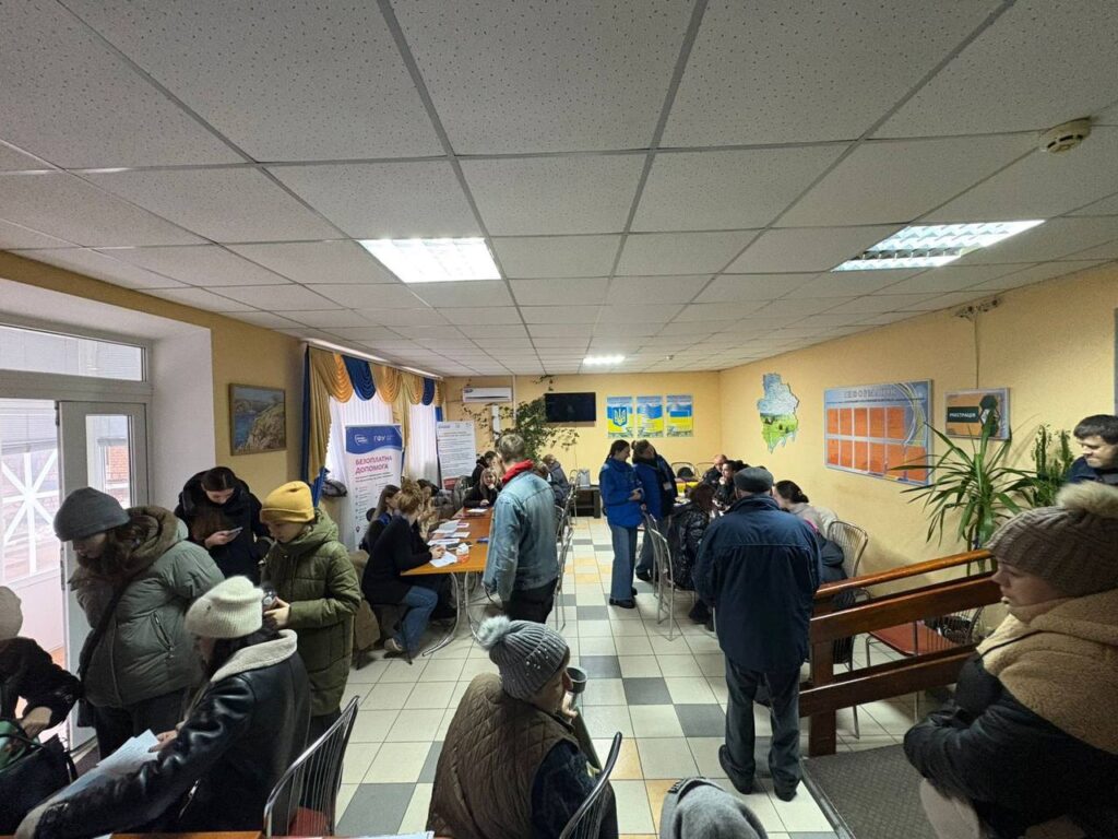 Обов'язкова евакуація: учора із селища Кушугум вивезли кілька родин з дітьми (ФОТО)