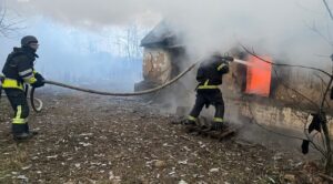 Під час пожежі у Запорізькому районі постраждав чоловік: його доставили до лікарні, — ФОТО