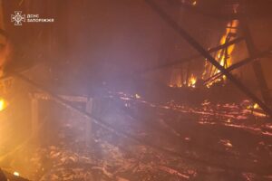 Горіли житлові будинки та гаражі через ворожі атаки Запорізької області, - ФОТО