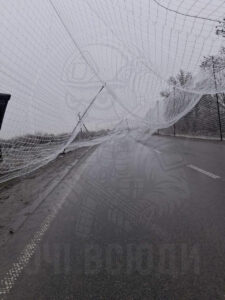 Через сильні пориви вітру в Запорізькій області відбулось часткове руйнування опор антидронових тунелей