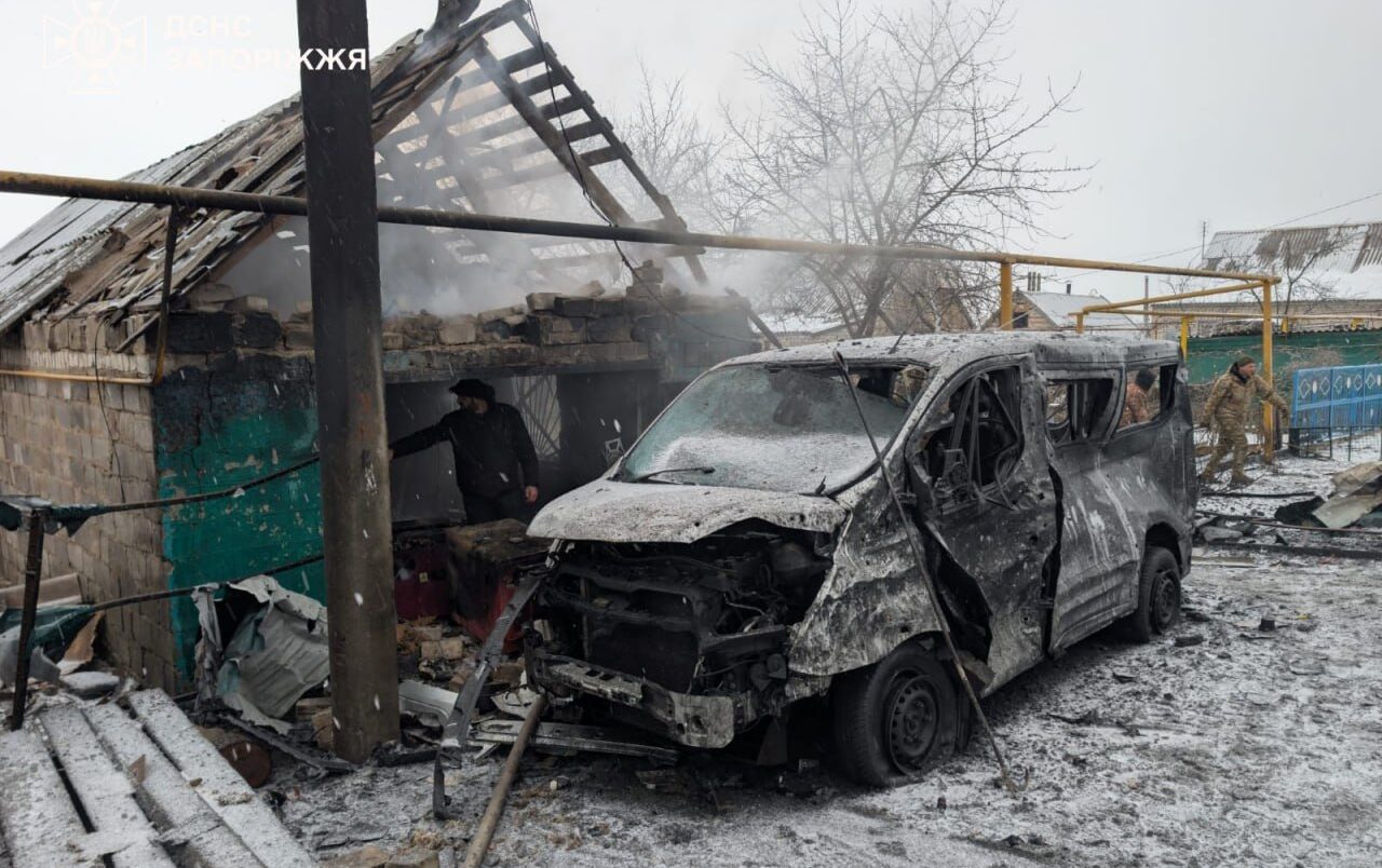 Пожар, поврежденный дом и авто: спасатели показали последствия российских ударов в Запорожском районе, — ФОТО