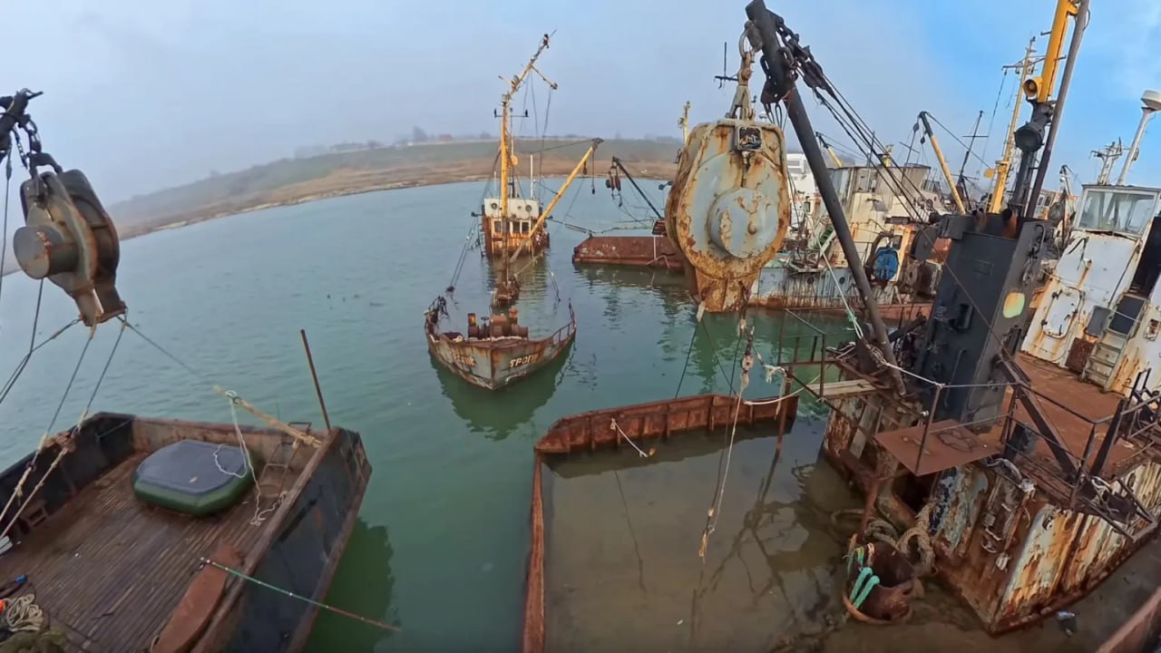 Палубами плавають риби: Бердянський порт перетворився на цвинтар риболовецьких суден