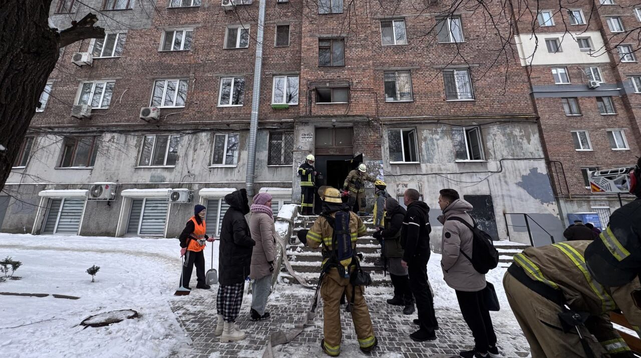 Під час пожежі у запорізькій багатоповерхівці врятували трьох дітей та чоловіка, — ФОТО, ВІДЕО