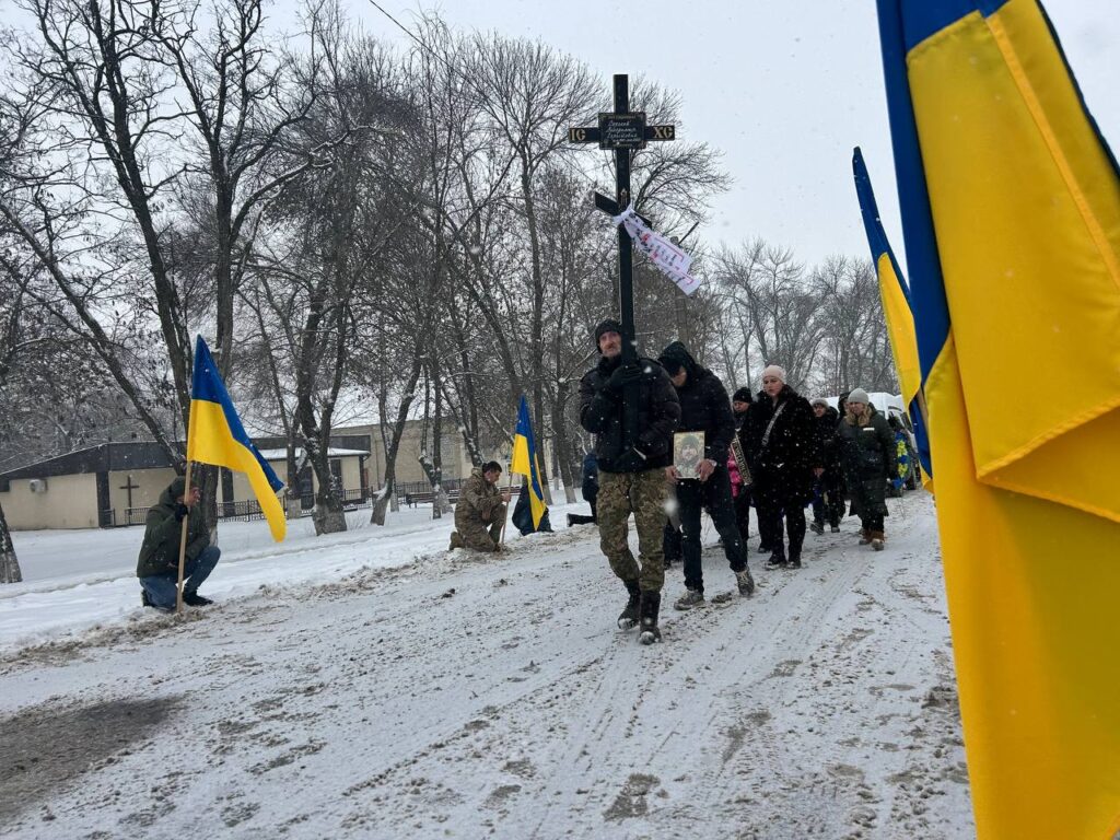 Рік вважався зникли безвісти: в останню путь провели полеглого 36-річного захисника з Запорізької області