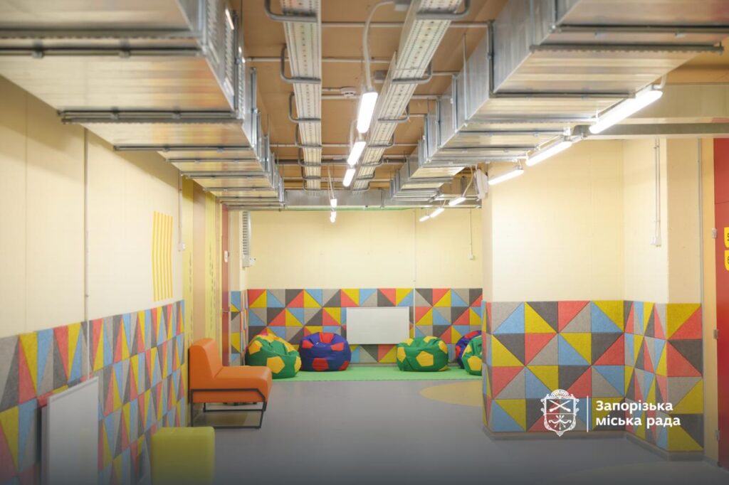 Локації для відпочинку та інтерактивні дошки: у Запоріжжі запрацювала нова підземна школа (ФОТО, ВІДЕО)