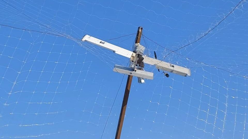 Російський БпЛА заплутався у сітці: на запорізькому напрямку показали роботу антидронових тунелів, — ФОТО