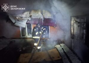 Горіли будинки, квартира та вантажівка внаслідок російських ударів по Запорізькій області, - ФОТО