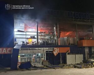 Поцілили по стоянці біля ТЦ та приватному сектору: все, що відомо про наслідки російської атаки Запоріжжя  увечері 21 січня, — ФОТО, ВІДЕО