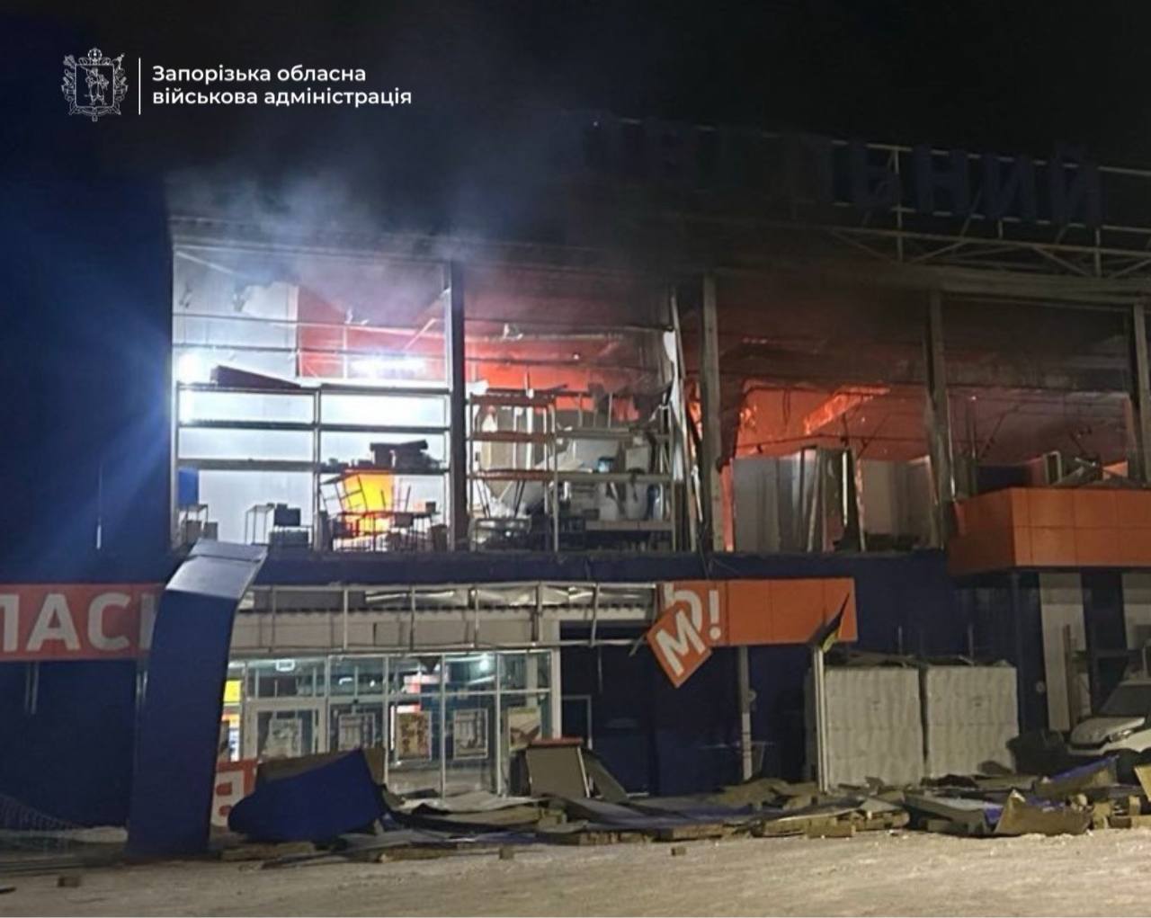 Поцілили по стоянці біля ТЦ та приватному сектору: все, що відомо про наслідки російської атаки Запоріжжя  увечері 21 січня, — ФОТО, ВІДЕО