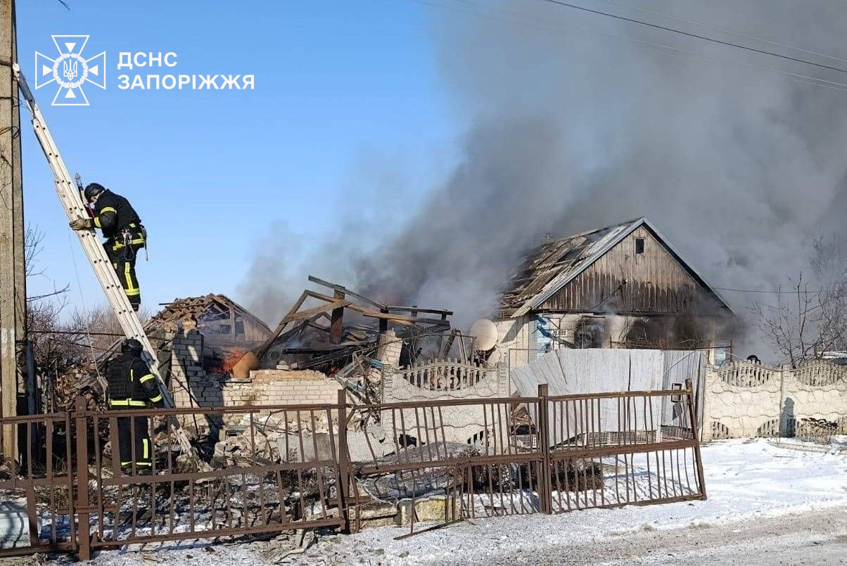 Горіли склад, машини та будинки в результаті російських ударів по Запорізькій області, - ФОТО