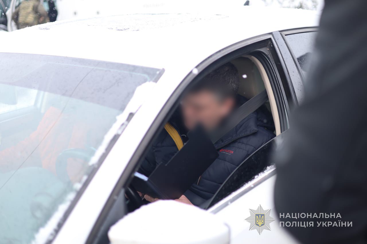 Вимагав «відкати» за збереження бронювання: запорізькі правоохоронці повідомили про підозру директору підприємства