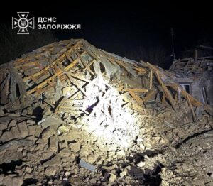 Россияне ударили ФАБ по домам в Запорожском районе: один человек погиб, еще 10 – ранены