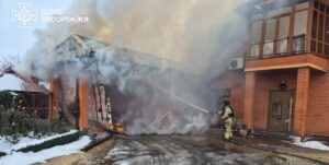 Через російські удари у Запорізькій області палали будинки та складська будівля, — ФОТО
