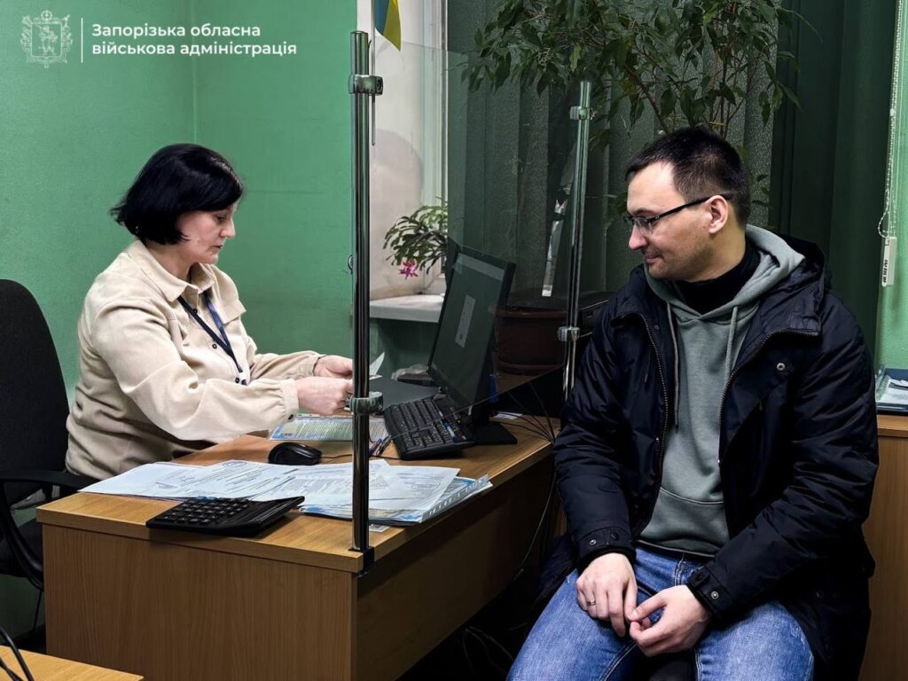 Кредит за програмою «єОселя»: у Запоріжжі родина з окупованого Мелітополя отримала ключі від нової квартити (ФОТО)