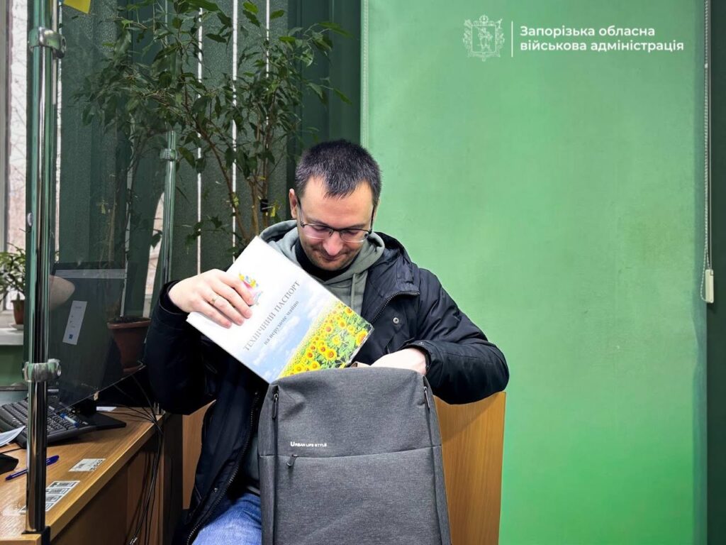 Кредит за програмою «єОселя»: у Запоріжжі родина з окупованого Мелітополя отримала ключі від нової квартити (ФОТО)