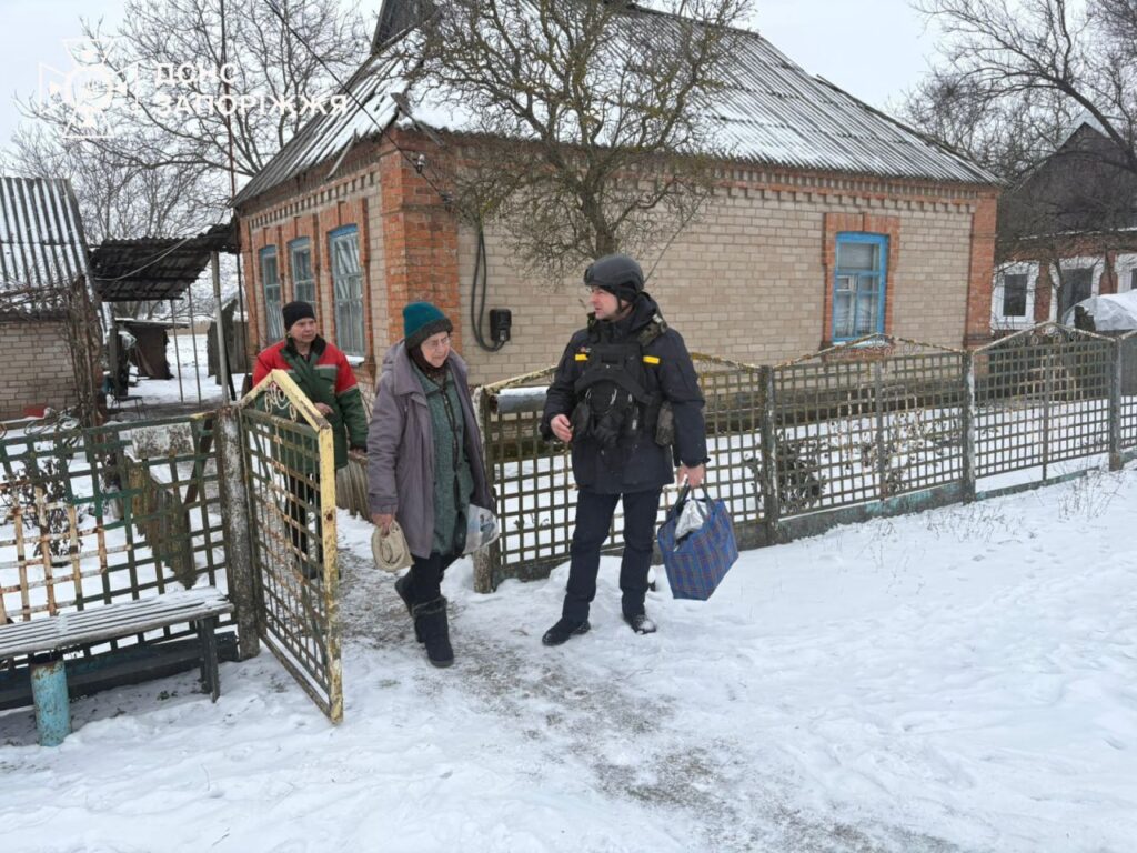 Обстріли позбавили подружжя другого прихистку: надзвичайники евакуювали літню пару з Преображенської громади (ФОТО)