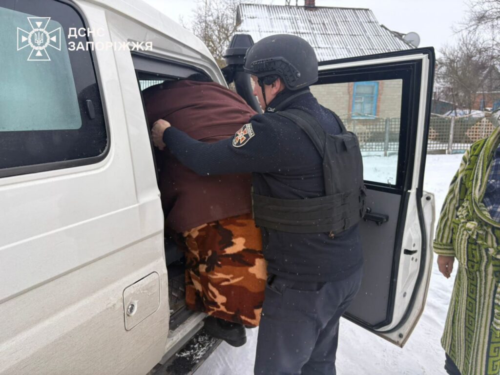 Обстріли позбавили подружжя другого прихистку: надзвичайники евакуювали літню пару з Преображенської громади (ФОТО)