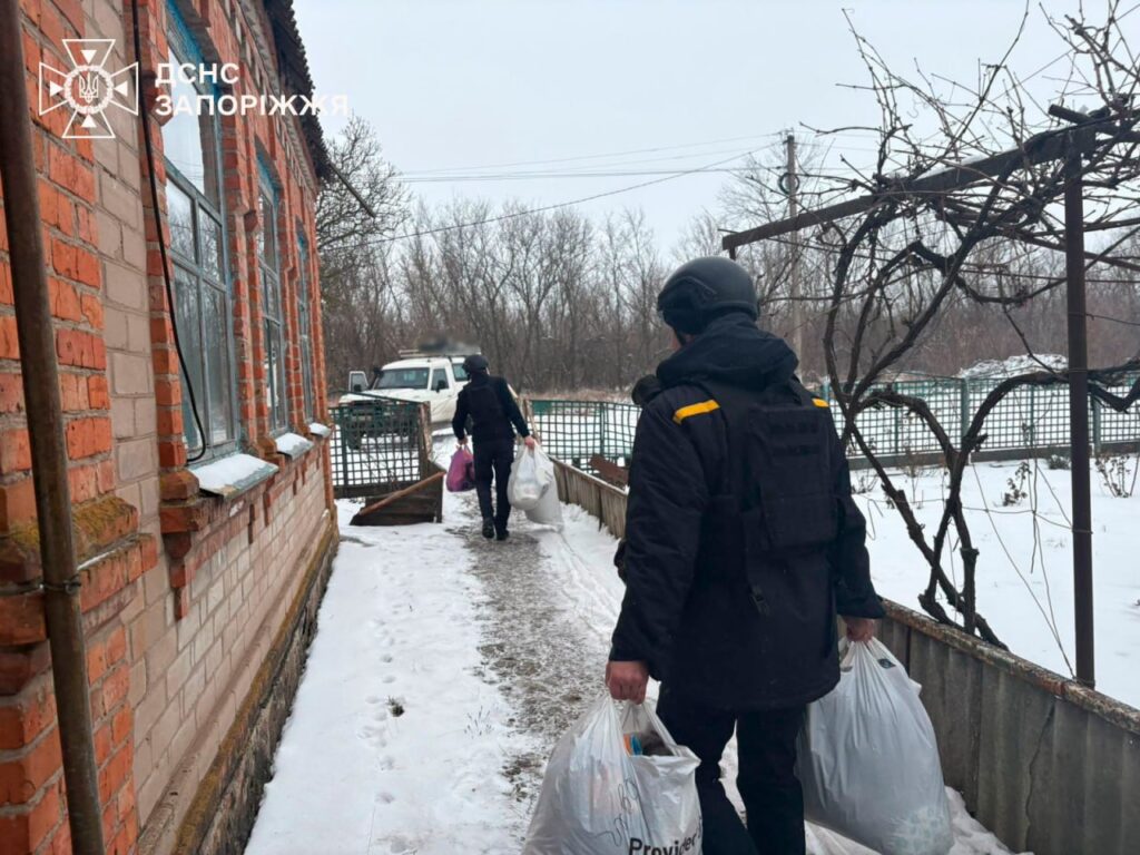 Обстріли позбавили подружжя другого прихистку: надзвичайники евакуювали літню пару з Преображенської громади (ФОТО)