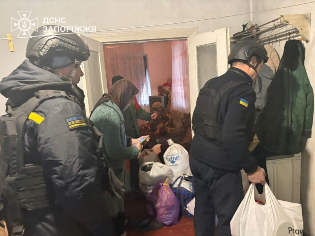 Обстріли позбавили подружжя другого прихистку: надзвичайники евакуювали літню пару з Преображенської громади (ФОТО)